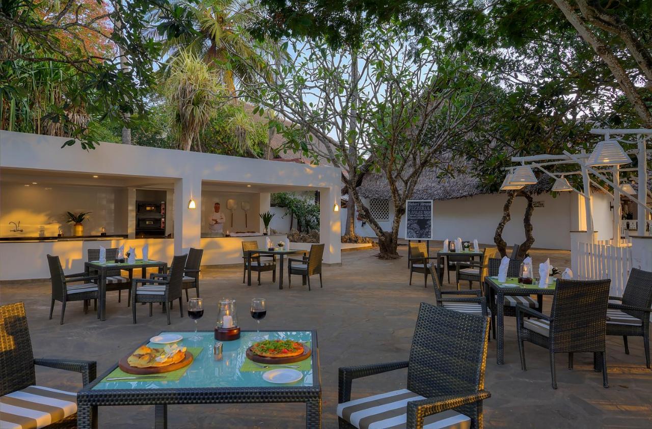Diamonds Leisure Beach & Golf Resort Diani Beach Kültér fotó The restaurant at the hotel