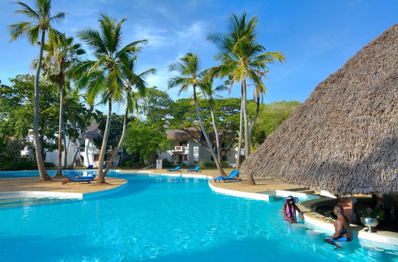 Diamonds Leisure Beach & Golf Resort Diani Beach Kültér fotó The swimming pool at the hotel