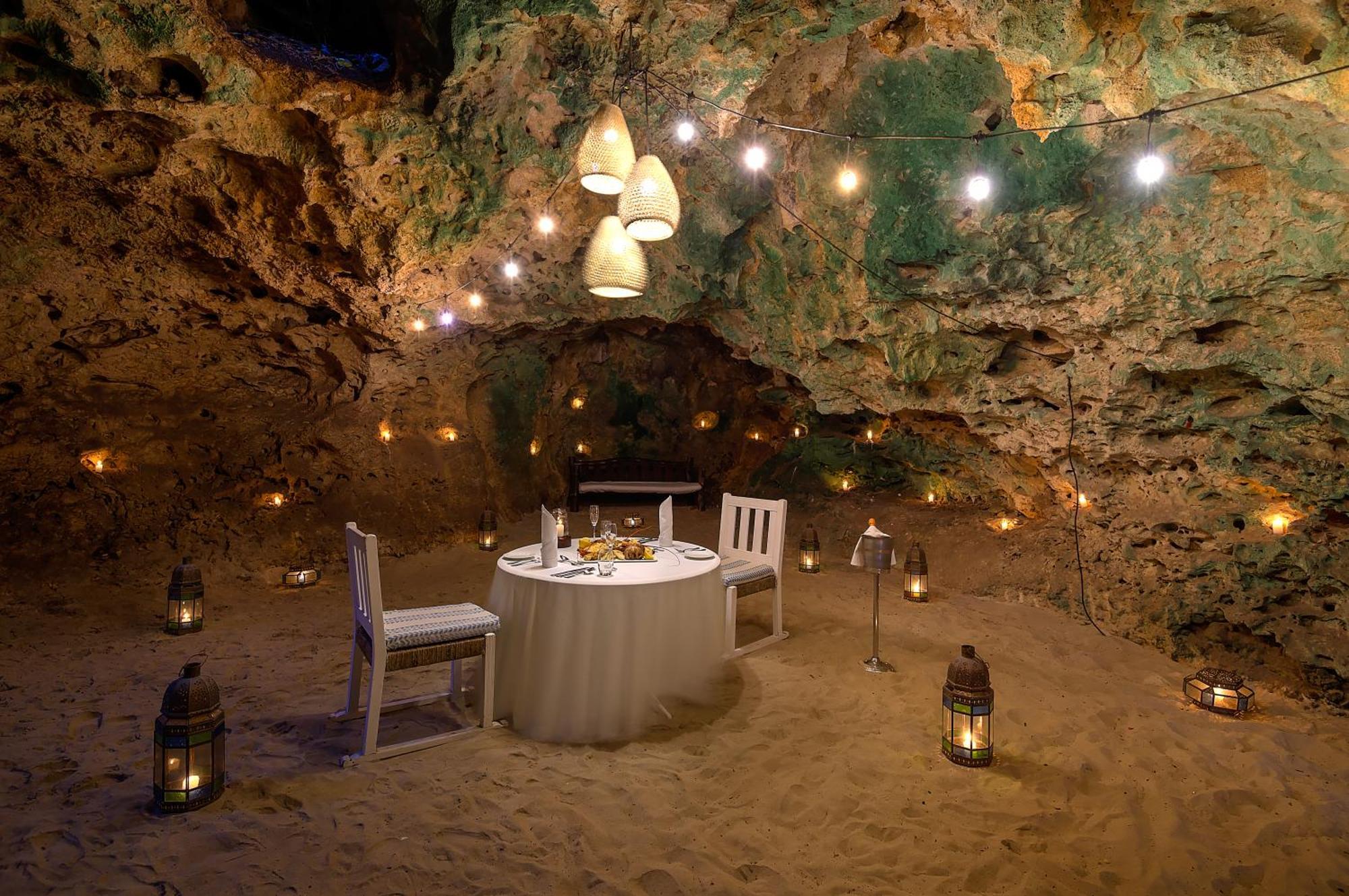Diamonds Leisure Beach & Golf Resort Diani Beach Kültér fotó The Cave Restaurant