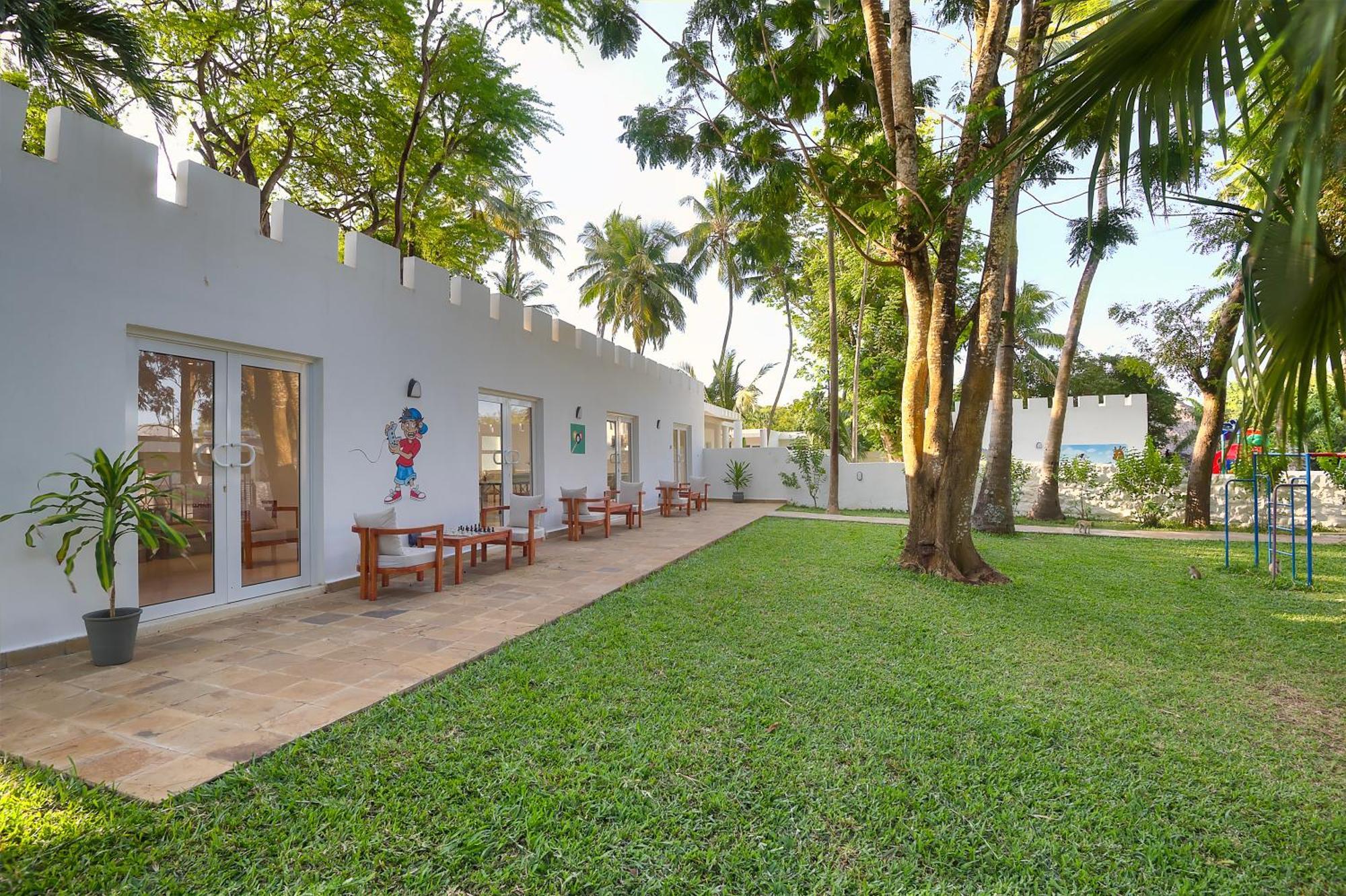 Diamonds Leisure Beach & Golf Resort Diani Beach Kültér fotó The hotel's garden